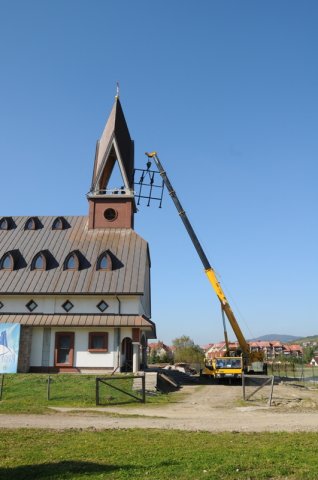 Przeniesienie dzwonów na wieżę kościelną