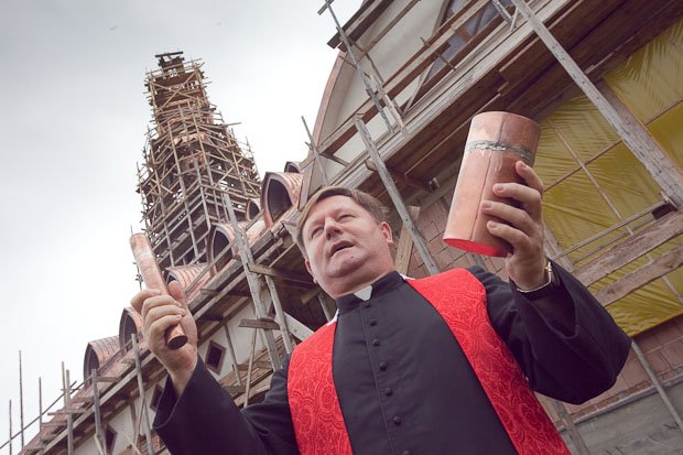 Instalacja Krzyża na wieży kościelnej w Święto Podwyższenia Krzyża